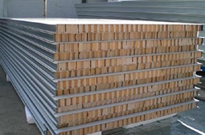 硅岩彩钢板：兼具性能与实用的新型建材